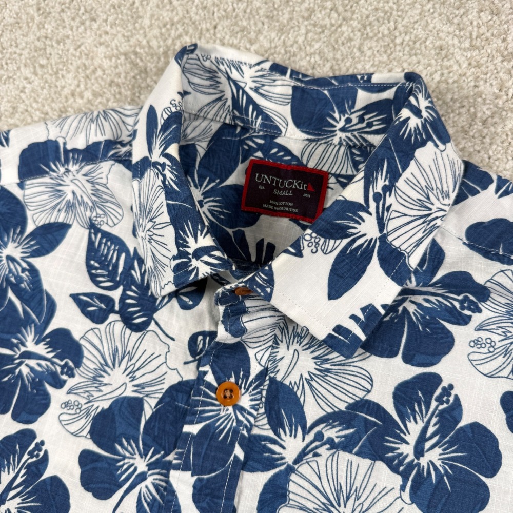 UNTUCKit Button Down Mens Small Blue White Hibiscus Floral Short Sleeve Shirt